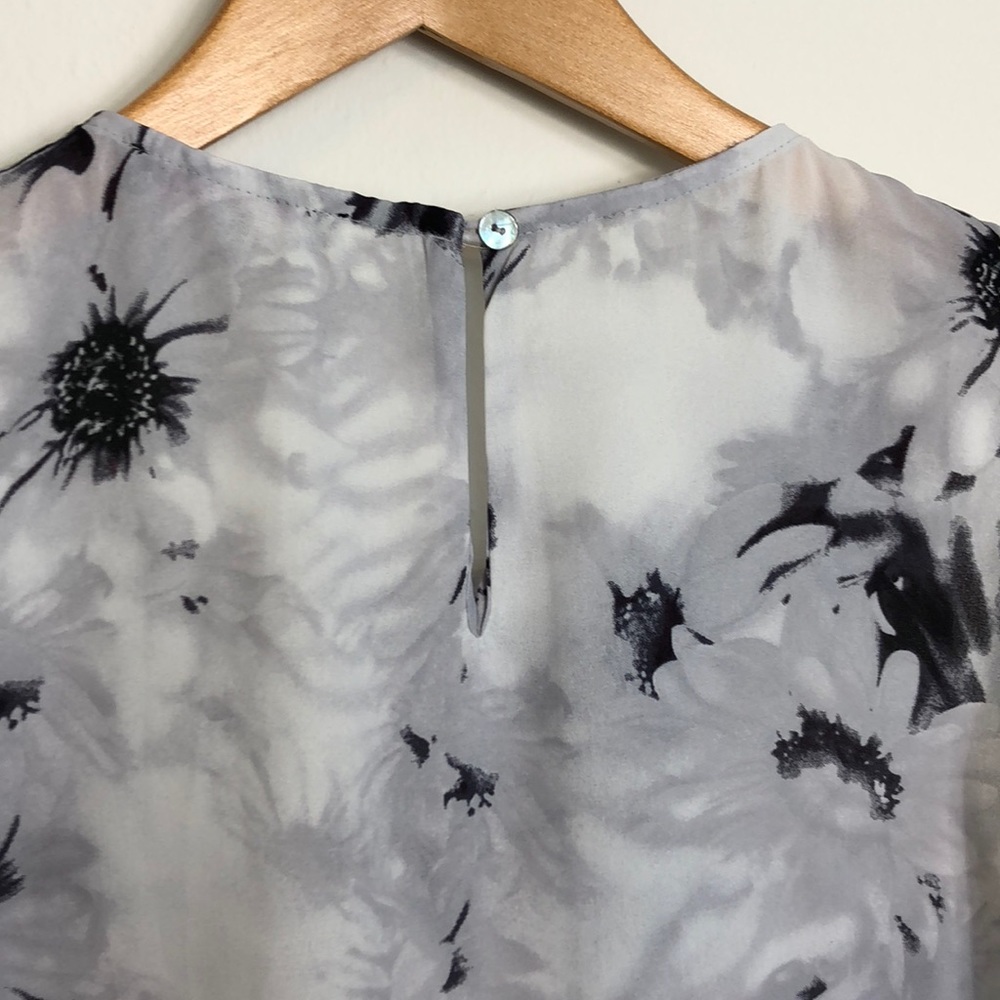Floral sleeveless top size small - Picture 3 of 8